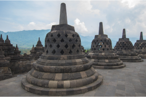 Alignement de stûpas au temple de Borobudur, dans le territoire spécial de Yogyakarta