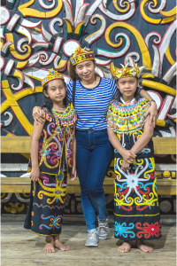 Wiena à Pampang avec deux jeunes filles du village Dayak Kenyah